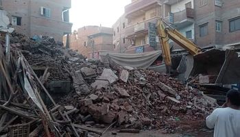 حملات لإزالة الإشغالات ومبنى آيل للسقوط بفوه فى كفر الشيخ
