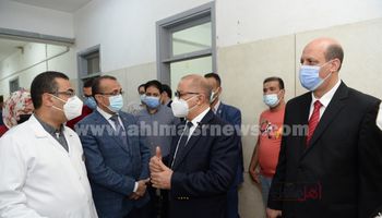 رئيس جامعة أسيوط بمستشفى الطلبه لتطعيم كورونا 