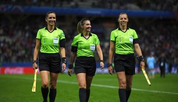 طاقم تحكيم نسائي