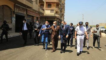 محافظ كفر الشيخ ونائبه فى جولة تفقدية لمتابعة أعمال التطوير بشوارع العاصمة 