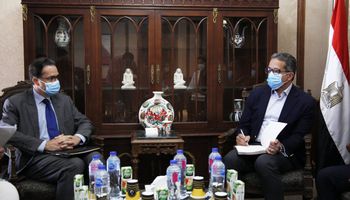 وزير السياحة والآثار مع سفير فرنسا بالقاهرة