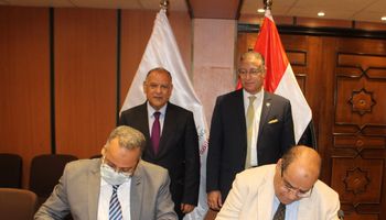 توقيع عقد إتفاق إنهاء النزاع بين الحديد والصلب للمناجم والمحاجر وشركة الصناعات الكيماوية المصرية "كيما".