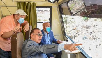 وزير النقل ومحافظ الإسكندرية يباشران عملية إزالة التعديات بحرم السكة الحديد