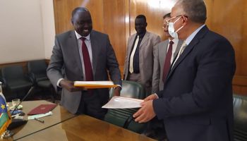 "عبد العاطى" يستقبل "ماناوا بيتر" وزير الموارد المائية والرى بجنوب السودان