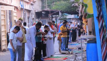العشرات يؤدون صلاة عيد الأضحى بمسجد خالد بن الوليد 