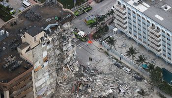  انهيار المبنى السكني في فلوريدا الأمريكية 