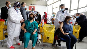 تلقيح الأطقم الطبية ضد كورونا في تونس