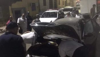 خبراء المفرقعات يفحصون سيارة بجوار مكتب بريد نجع حمادي