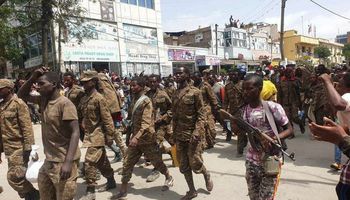 "تحرير تيجراي" تستعرض أسرى الجيش الإثيوبي  