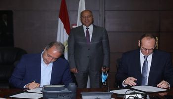 وزير النقل يشهد توقيع بروتوكول بين السكة الحديد وشركات مصرية بهدف التعاون