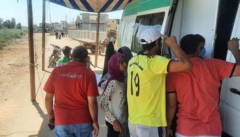 إقبال كبير من المواطنيين علي القافلة الطبية بقرية الحلمية بكفر الشيخ وتوقيع الكشف على ١٨٤٠ حالة