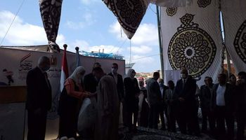 وزيرة التضامن ومحافظ كفر الشيخ  يسلمان مراكب صيد صغيرة لـ 135 سيدة ومعدات أمان لـ 900 من صائدات البرارة