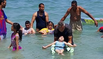 صورة للاطفال علي الشواطئ 