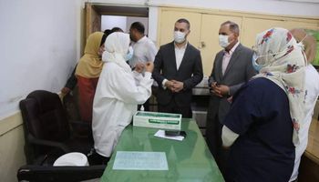 محافظ كفر الشيخ يتفقد تلقي العاملين بالديوان لقاح كورونا