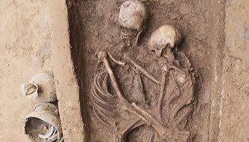   اكتشاف مقبرة أثرية لزوجين متعانقين  