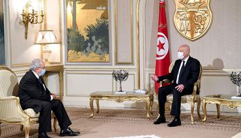الرئيس التونسي يستقبل وزير الخارجية الجزائري في قصر قرطاج
