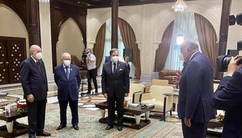 الرئيس الجزائري يستقبل سامح شكري