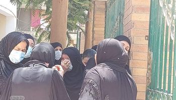 انهيارات في جنازة والدة أحمد حسن