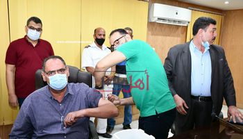 محافظ الفيوم يتابع تطعيم العاملين بالديوان العام ضد "كورونا