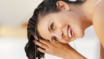  وصفة طبيعية لتنعيم الشعر 