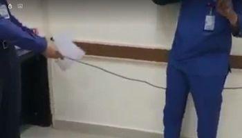 طبيب يجبر ممرض على السجود لكلب 