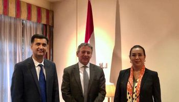 سفير مصر في لندن يجتمع مع مسئولي شركة استرازينيكا