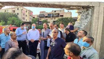  محافظ القاهرة يصل موقع حريق بمخزن أخشاب في الشرابية
