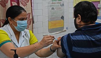تلقي تطعيم لقاحات كورونا في الهند