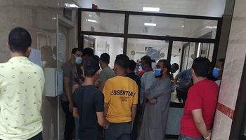 توافد العشرات من الأهالي للتبرع بالدم لإنقاذ مصابي حادث انقلاب أتوبيس بطريق السويس
