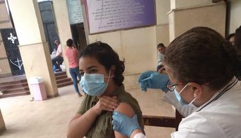 حملات للصحة لتطعيم المواطنين والعاملين بلقاح كورونا 
