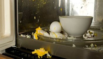 تسخين البيض في الميكروويف