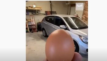 شاب ينجح في رفع سيارة على البيض