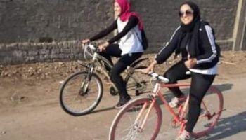 "نشوى" باحثة بدرجة مدربة على قيادة الدراجات