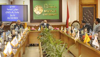 خلال اجتماع رئيس جامعة المنيا 