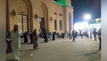 توافد العشرات لزيارة المسجد فى الليلة الختامية