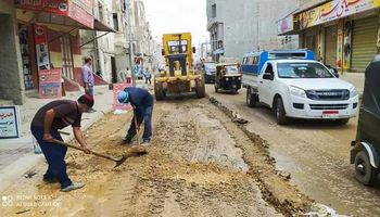 استمرار أعمال النظافة ورش وتعقيم ورصف الطرق بمدينة برج البرلس
