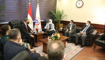 السفير الأمريكي في مصر مع وزيرة الصحة