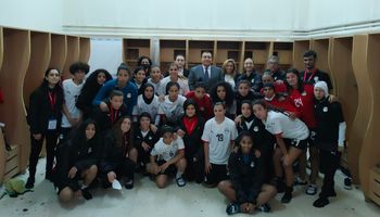 السفير مع لاعبات المنتخب المصري