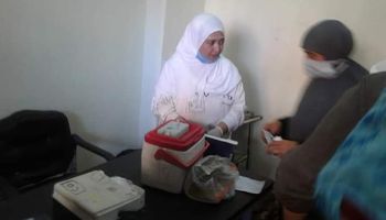 تنظيم قافلة علاجية لتلقي لقاح كورونا بقرية الزعفران فى كفر الشيخ 