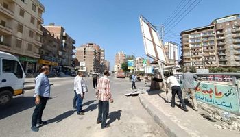 حملة لإزالة الإعلانات غير المرخصة والعشوائية بمدينة دسوق