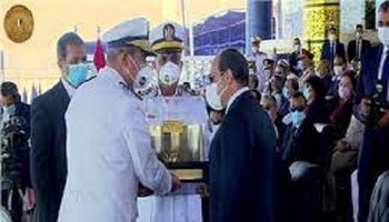 رئيس أكاديمية الشرطة يهدي الرئيس السيسي هدية تذكارية