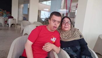 عمر مع والدته