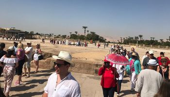 آلاف السائحين يزورون معبد الكرنك