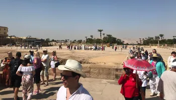 آلاف السائحين يزورون معبد الكرنك اليوم 