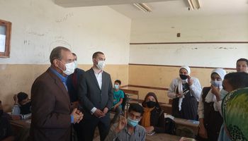 محافظ كفر الشيخ يتفقد مدرسة زهران  ويختبر الطلاب مشيداً بمستواهم
