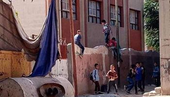 هروب التلاميذ من أعلى سور مدرسة إبتدائي في قنا
