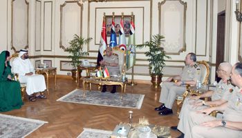 القائد العام للقوات المسلحة مع رئيس مكتب حاكم إمارة رأس الخيمة بالإمارات