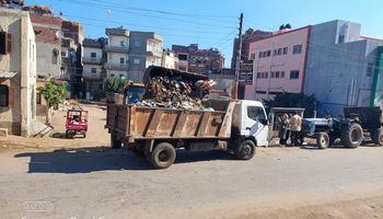 رفع 40 طن قمامة فى حملة نظافة بإحدى قرى مدينة دسوق 