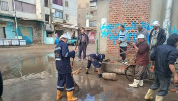 انتشار مكثف للأطقم والمعدات لرفع تراكمات مياه الأمطار ورفع درجة الاستعداد القصوى بمدينة دسوق 