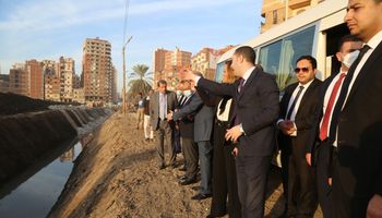 وزير التنمية المحلية ومحافظ كفر الشيخ  يتابعان أعمال تبطين الترع وإنشاء التجمعات السكنية
